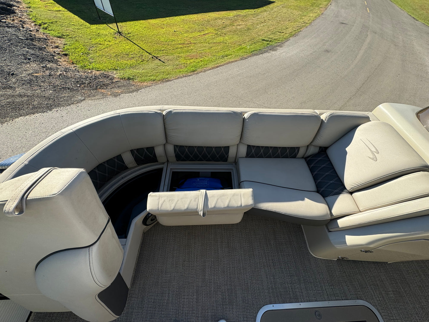 2019 Bennington Q27