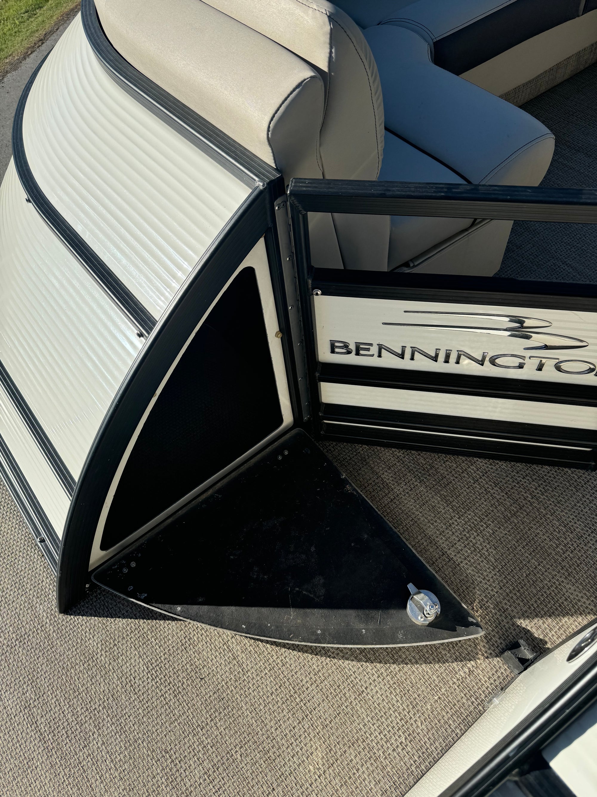 2019 Bennington Q27